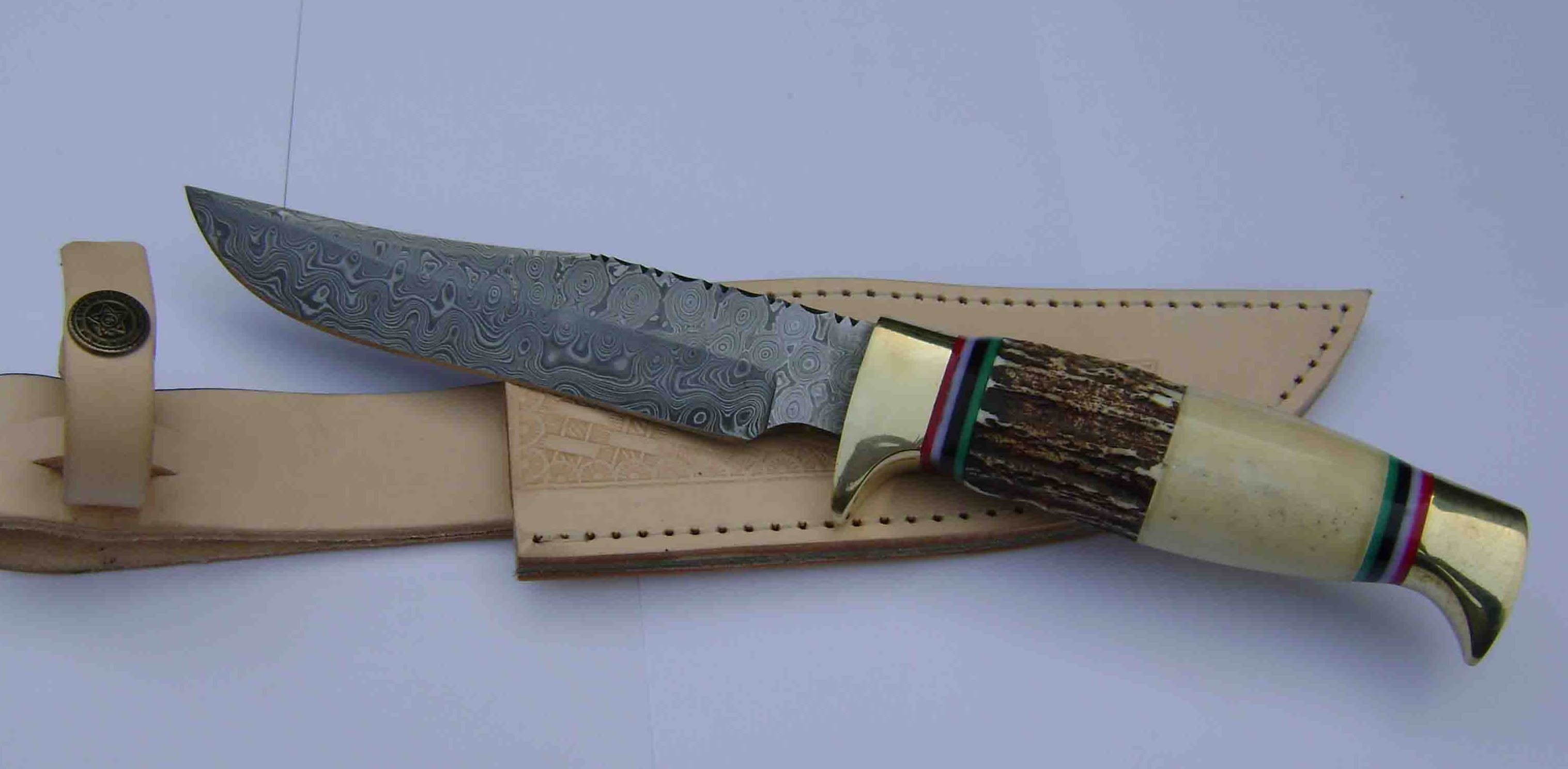 Damascus_hunting_knife_with_leather_sheath