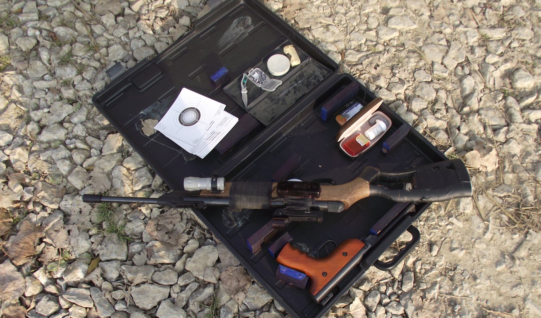 môj kufrík na QB57,tu je Gamo610+kolimator+svetlo+lase a čína pištol .22