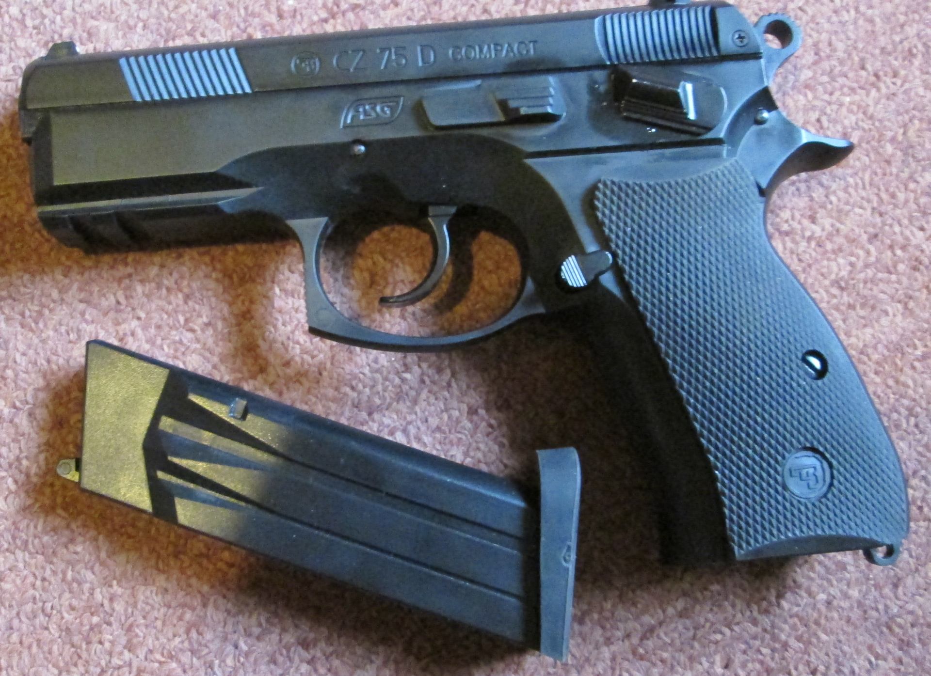 CZ D75 Compact  ( mám aj stehenné púzdro )